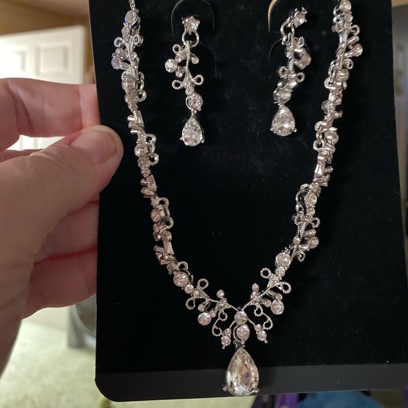 Beautiful Crystal & Silver. Necklace & Earrings - Picture 3 of 5